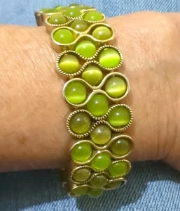 Bracciale elastico vintage anni '50 vetro occhio di gatto verde lunare MCM tono oro perline - Foto 1 di 6