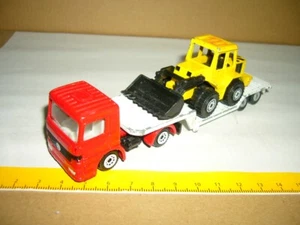 SIKU Mercedes Benz Sattelzug Tieflader,rot-weiss, mit Radlader, gelb, als Ladung - Picture 1 of 3