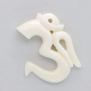 Ciondolo Om in osso di bufalo d'acqua intagliato a mano - Foto 1 di 8