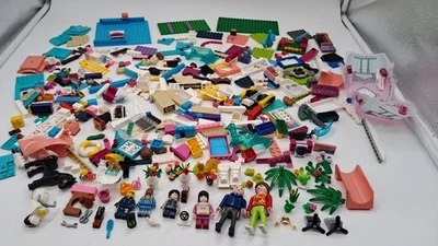 LEGO Bricks and Parts Assorted Bulk Lot in Plastic Container T2750 D109 - Image 1 of 4