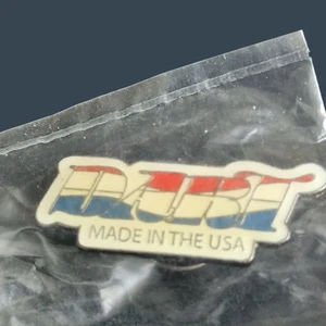 Dart Made In The USA Emaille Pin Anstecker mit Rückseite - Bild 1 von 3