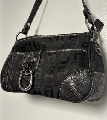 Bolsa satchel Etienne Aigner assinatura logotipo preta com acabamento em couro sintético - Imagem 1 de 4