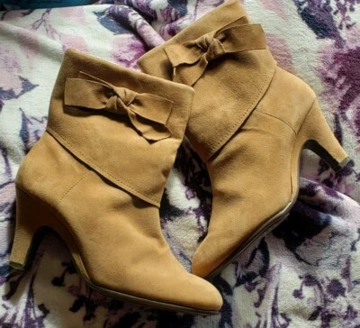 НОВЫЕ АЭРОЗОЛИ ЖЕЛТОВАТО-КОРИЧНЕВЫЙ МЕД ЗАМША СТОРОНЫ БАНТЫ БОГЕМНОЕ ВЕЧЕРИНКИ БОТИЛЬОНЫ КАБЛУКИ 41 10 - Изображение 1 из 4