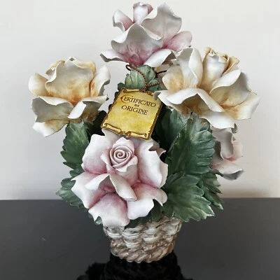 Cesta de flores vintage Capodimonte rosas rosadas y amarillas hojas verdes papeles Foto 1 de 4