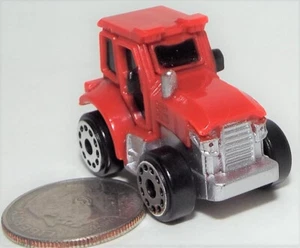 Sehr kleiner Hasbro 2020 Micro Machine Farm Tractor in rot - Bild 1 von 3
