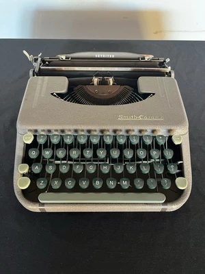 复古 20 世纪 50 年代 Skyriter Smith-Corona 打字机带原装钢制保护壳 — 第 1/4 张图片