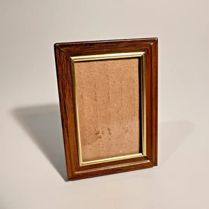 Vintage 2,5 x3,5" Holzimitat Braun Gold umrandet Metall Foto Bilderrahmen Staffelei - Bild 1 von 6
