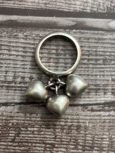 Anello Vintage ATI Mexico Argento Sterling Triplo Cuori Penzolanti Taglia 8 Raro Ritrovamento - Foto 1 di 6
