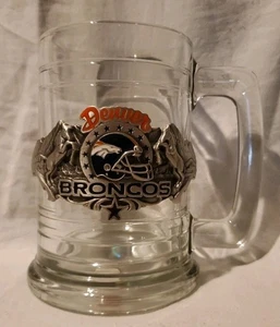 *Neu* Denver Broncos NFL Football Zinn Logo auf Glas Bierkrug mit schwerem Sockel - Bild 1 von 7