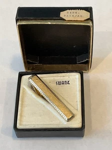 Clip de corbata vintage en tono dorado SWANK. 1,5” de largo. Ver fotos para más detalles. - Imagen 1 de 6