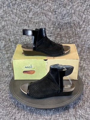 Naot Oz Sandal Size 41 / 10 Black Perforated Suede Wedge Heel Foto 1 de 4