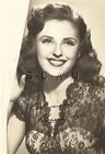 Photo originale d'étoile de cinéma des années 1940 - enveloppe postale de studio - actrice - Beverly Tyler