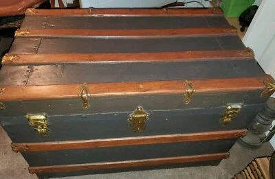 Baúl de vapor de tapa plana de 1800 con borde de roble macizo Foto 1 de 4