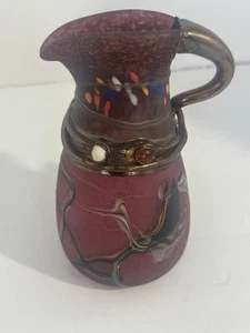 Signierte Kunstglas Vase Schmuck rot mit Kupfergriff Wirbel Krug - Bild 1 von 12