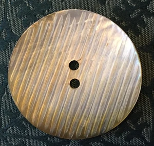 Perlmuttknöpfe: 1 großer, grauer, verzierter Knopf, 50mm - Bild 1 von 2