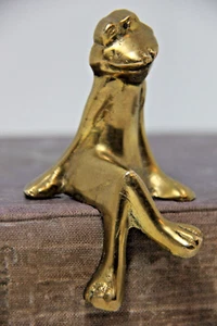 Vtg Brass Crossed-Legged Sitting Frog Figurine Decorative Book or Shelf Sitter - Foto 1 di 6