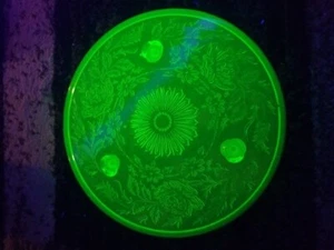 GREEN VASELINE URANIUM DEPRESSION GLASS THREE LEGGED CAKE PLATE SHAGGY ROSE 10” - Picture 1 of 5