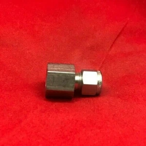 Conector hembra Parker, 3/8 in. Tubo OD x 3/8 in. FNPT 6FSC6N-SS - Imagen 1 de 1
