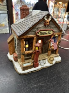 Lefton Villaggio Coloniale Trading Post Store Decorazione Natalizia Illuminata 10732 - Foto 1 di 16