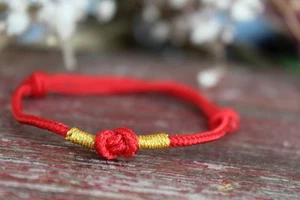 Rotes Glücksarmband mit goldenen Akzenten – Handgeknüpft - Bild 1 von 7