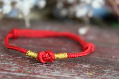 Rotes Glücksarmband mit goldenen Akzenten – Handgeknüpft - Bild 1 von 4