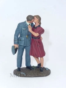 William Britains 25025 I'll be Seeing You RAF Pilot and girl Kissing Goodbye WW2 - Picture 1 of 6