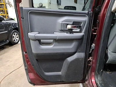 Отделочная панель салона задней двери со стороны водителя 2016 Ram1500 Lh черная/серая M9x8 - Изображение 1 из 4