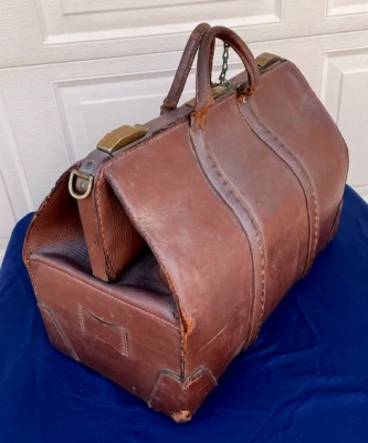 132B VINTAGE LEATHER OLD WEST STAGECOACH TRAVEL BAG SHACHEL - Image 1 of 4