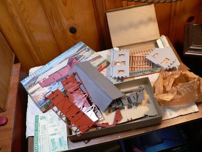 Plasticville o ga - #1624-100 House Under Construction, covered bridge 1805; NOS - Image 1 of 4