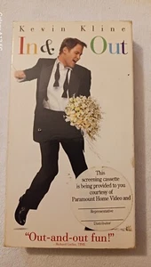 In & Out VHS - Screening Demo Promotional - Kevin Kline Joan Cusack - TESTED - Imagen 1 de 5