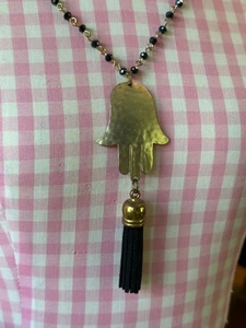 Collana con ciondolo Hamsa tono oro e mano con nappa e perline nere usata in ottime condizioni - Foto 1 di 6