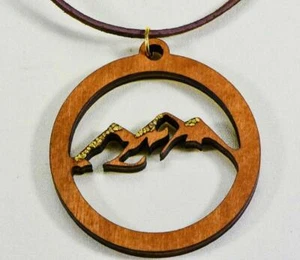 Lasergravierte Halskette "Bergszene" mit natürlichen Goldnuggets - Bild 1 von 7