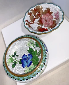 2 Cuencos Cloisonne Vintage 5" Florales Nubes Asiático Azul Rosa Esmalte Latón Etiqueta - Imagen 1 de 13