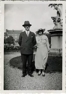 PHOTO ANCIENNE - VINTAGE SNAPSHOT - COUPLE AMOUREUX MODE ÉLÉGANCE - LOVERS HAT - Foto 1 di 1