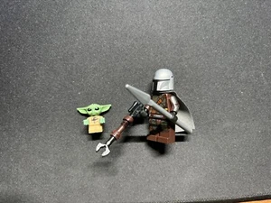 LEGO Mandalorian Mando Din Djarin Star Wars Minifigure With Child sw1135 Sw1113 - Picture 1 of 1