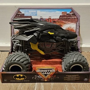 2023 MONSTER JAM - BATMAN BATMOBILE - MONSTER TRUCK 1:24 SERIES 16 - Picture 1 of 2