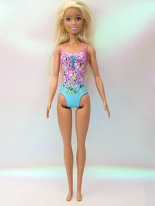 Barbie Muñeca Cabello Rubio Rosa y Azul Floral Traje de Baño Playa Nadar GHW37 Mattel 11" - Imagen 1 de 10