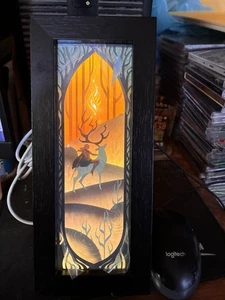 BRANDNEU LITJOY THRON AUS GLAS SARAH J MAAS BÜCHERREGAL GASSE LEUCHTKASTEN - Bild 1 von 9