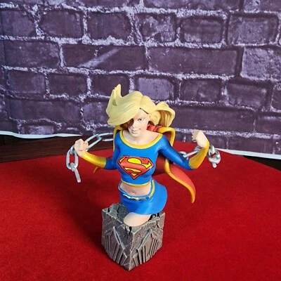 Busto de Supergirl - Mujeres del Universo DC - Estatua de Amanda Conner Foto 1 de 4
