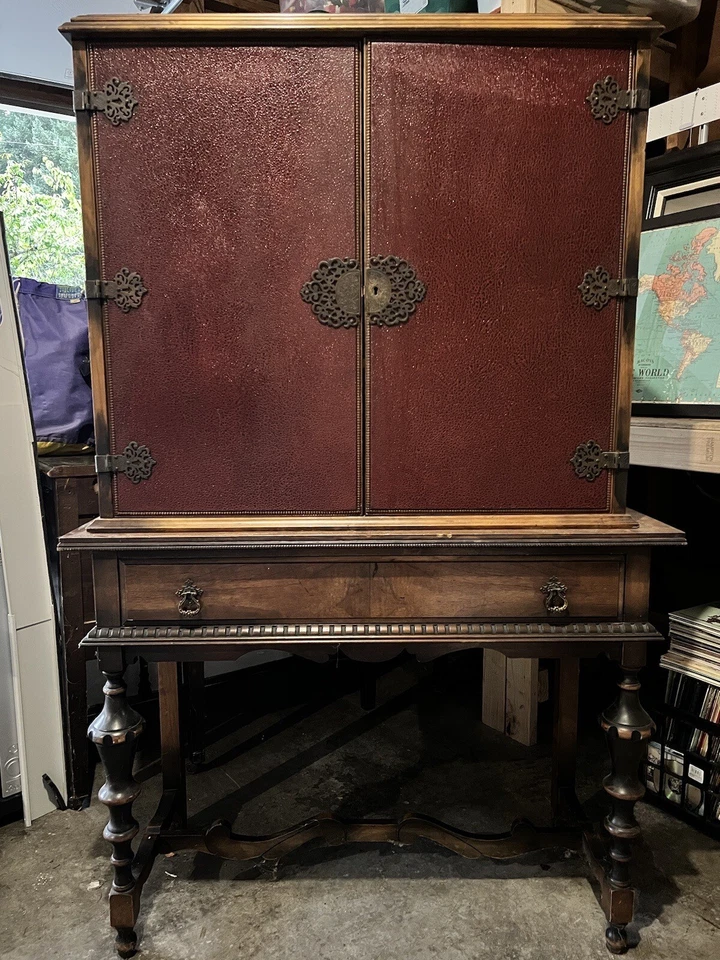 Antiguo gabinete de oficina con cerradura frontal de cuero rojo de fabricación Carman años 50 60 Foto 1 de 4