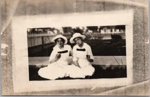 Foto postal real c1910s RPPC dos bonitas damas jóvenes en vestidos a juego - Imagen 1 de 2