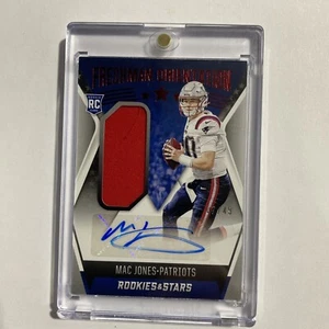 2021 Rookies & Stars Freshman Orientation Jersey Autographs Mac Jones 07/49 - Bild 1 von 2