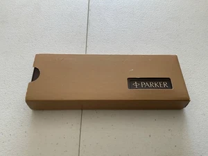Set penne e matite Parker vintage in astuccio tono argento con bordo oro - Foto 1 di 4