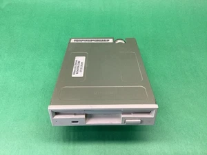 Unidad de disquete interna de escritorio Mitsumi D359T5 beige 3,5” - SIN PROBAR - Imagen 1 de 8