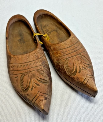 Par de zapatos de madera tallados a mano antiguos vintage para niños zuecos holandeses firmados 5,5" Foto 1 de 3