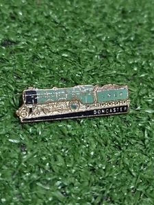 LNER Doncaster Vintage Metal y Esmalte Tren Pin Insignia 4cm - Imagen 1 de 3