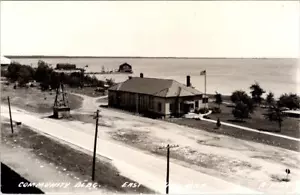RPPC East Tawas MI Michigan COMMUNITY BUILDING ~ Vista frente al mar ca1940 Postal - Imagen 1 de 2