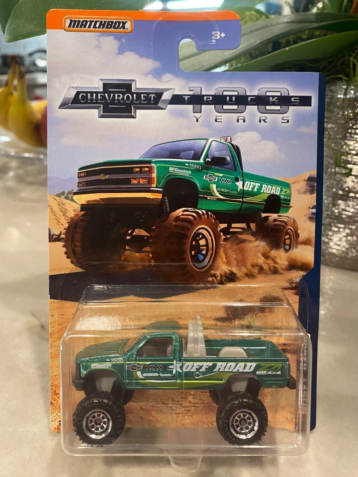 2018 MATCHBOX VERDE CHEVY K1500 4X4 PICKUP, 100 ANNI DI CHEVY TRUCKS - NUOVO - Immagine 1 di 1