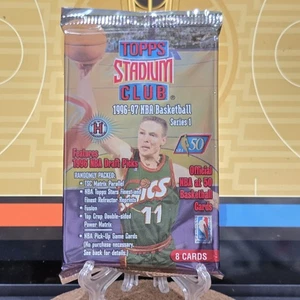 Paquete sellado de fábrica de baloncesto de la NBA Stadium Club Series 1 1996-97 (8 tarjetas) - Imagen 1 de 2