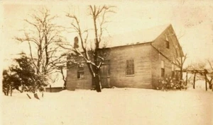 Casa pequeña cabaña RPPC en invierno nieve sin identificar antigua foto real postal - Imagen 1 de 3
